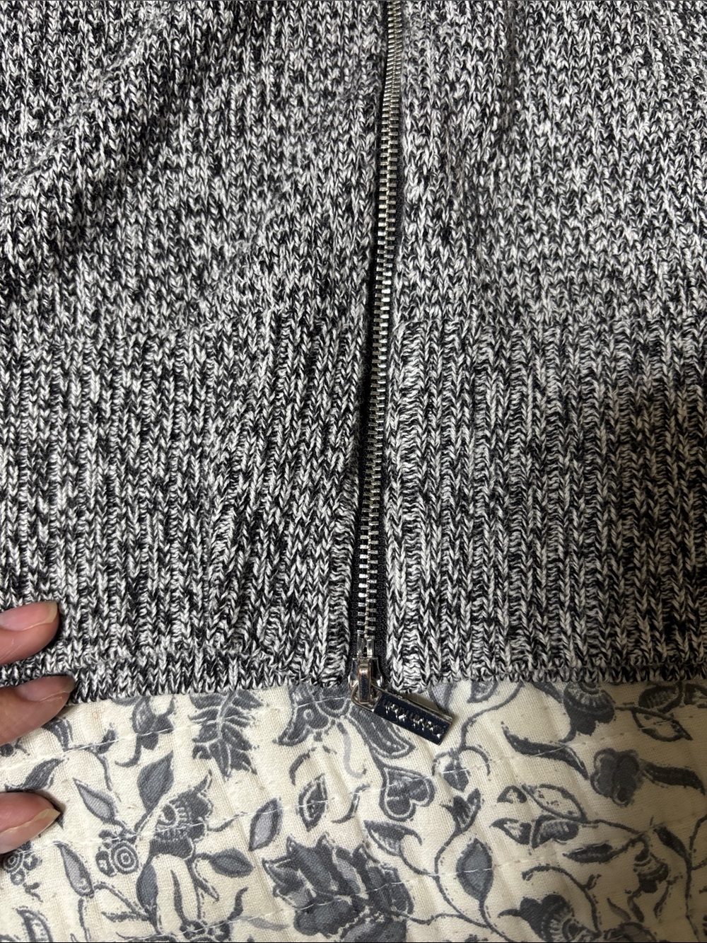 Bundle: 2 Sweaters - Picture 4 of 6